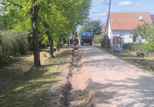 A Versenyképes Járások Program keretén Kiszombor Táncsics Mihály utca útlappal rendelkező belterületi közút szilárd burkolattal történő kiépítése